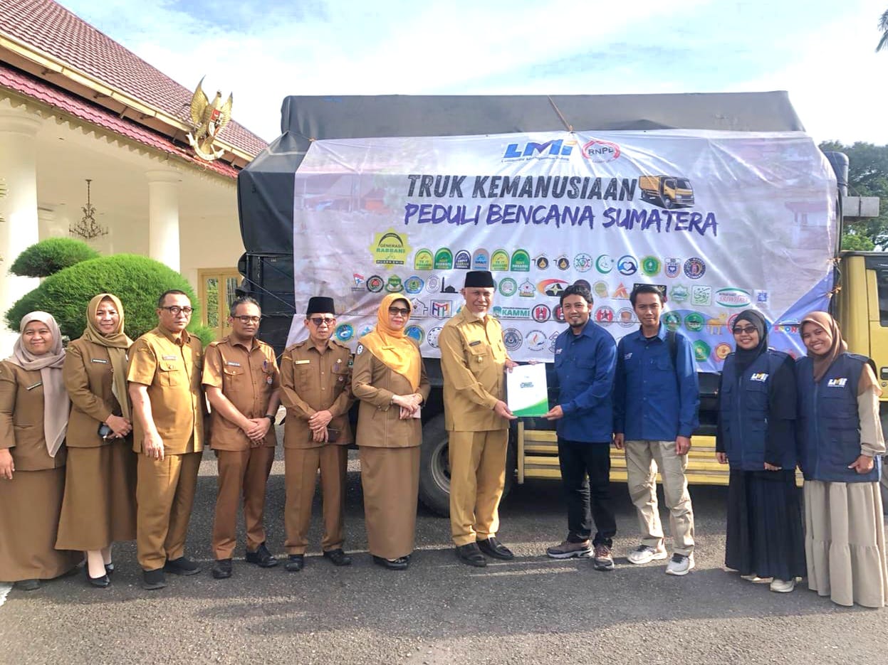 Gubernur Sumatera Barat Mahyeldi, menerima bantuan Donasi Peduli Bencana Hidrometeorologi berupa alat kesehatan dari Lembaga Amil Zakat Nasional (Laznas) Lembaga Manajemen Infaq (LMI) Sumatera Selatan. Foto Adpsb. 