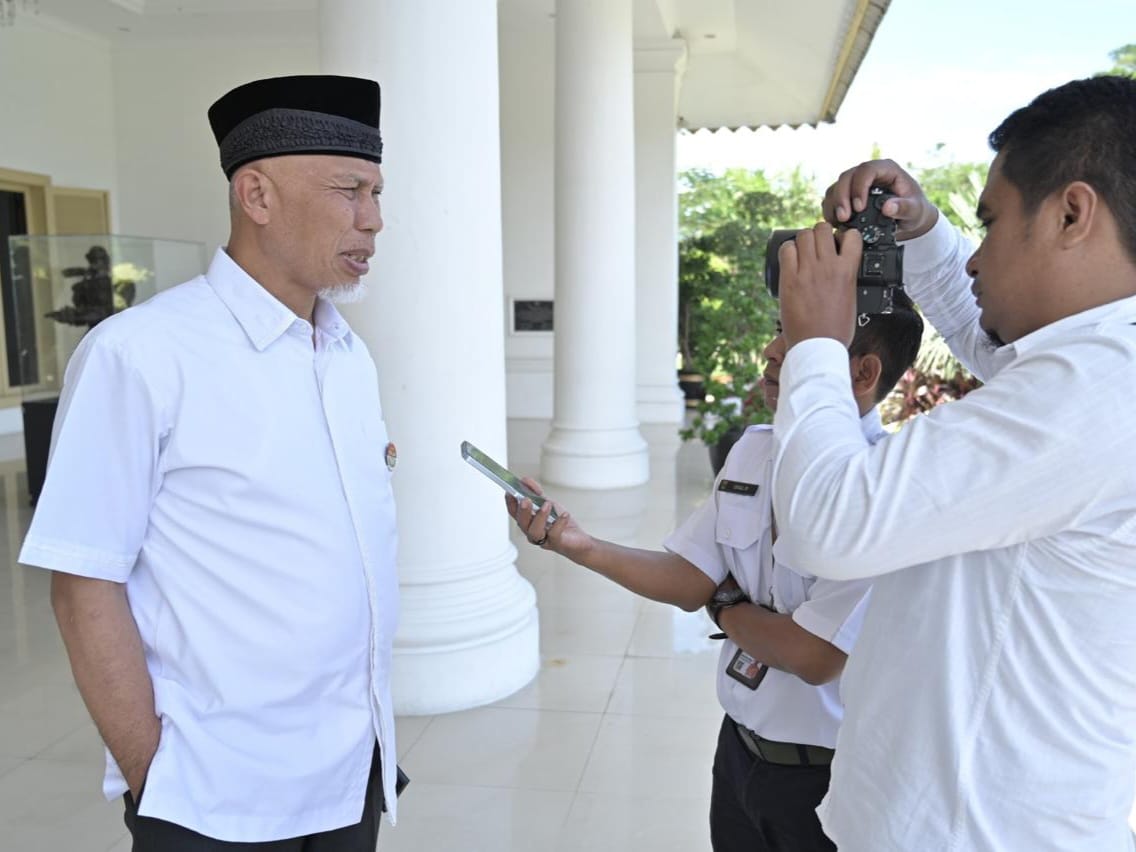 Gubernur Sumatera Barat Mahyeldi, mengajak warga mengikuti dzikir, doa dan tabligh akbar di Masjid Raya, menjelang pergantian tahun 2025-2026. Foto Adpsb. 