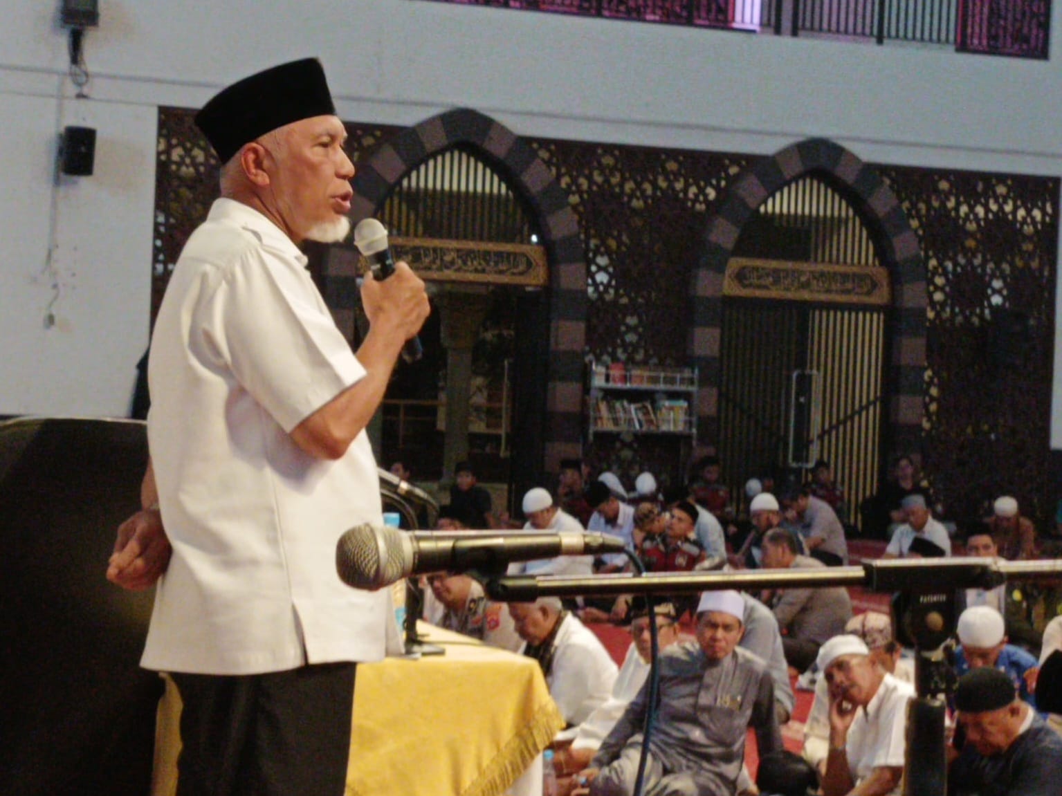 Gubernur Sumatera Barat Mahyeldi, saat acara dzikir, doa dan tabligh akbar malam pergantian tahun 2025-2026 di masjid Raya Syekh Ahmad Khatib Al Minangkabawi. Foto Adpsb. 