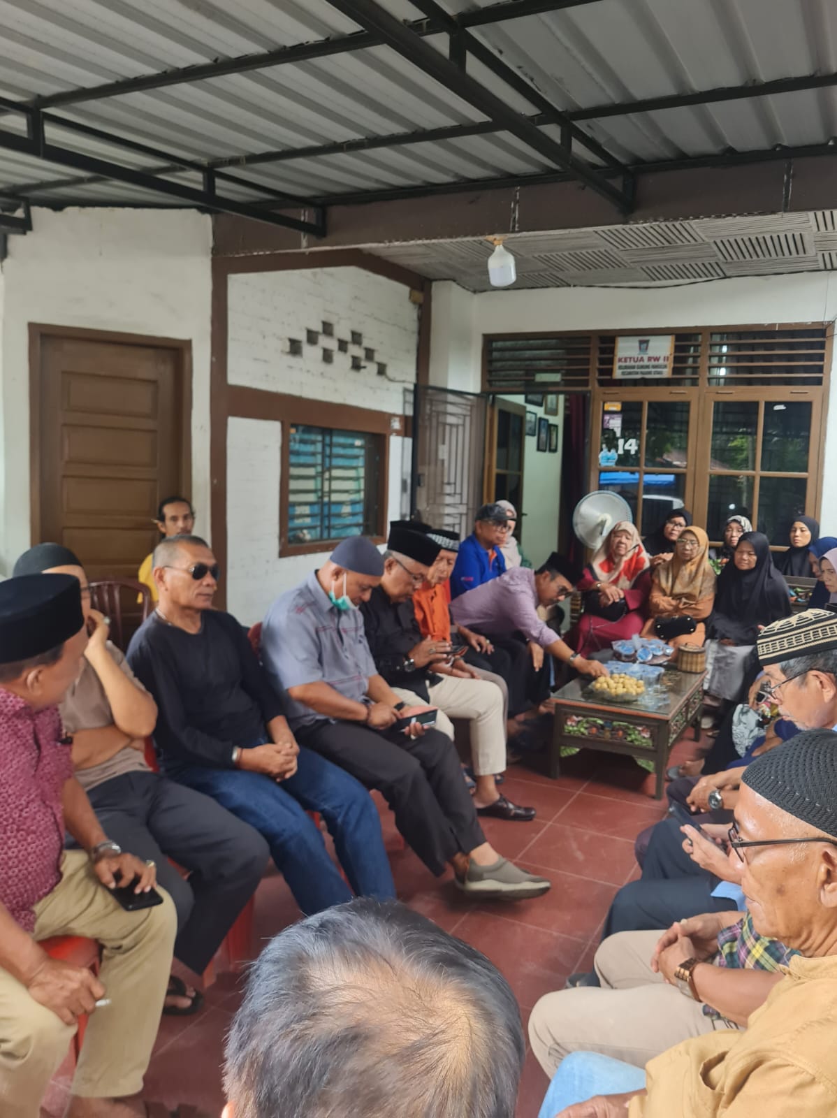 Rombongan takziah PP RRI Padang, saat di rumah duka Penasehat almarhum Alex Lincoln, Kamis (1/1/2026). Foto ist. 