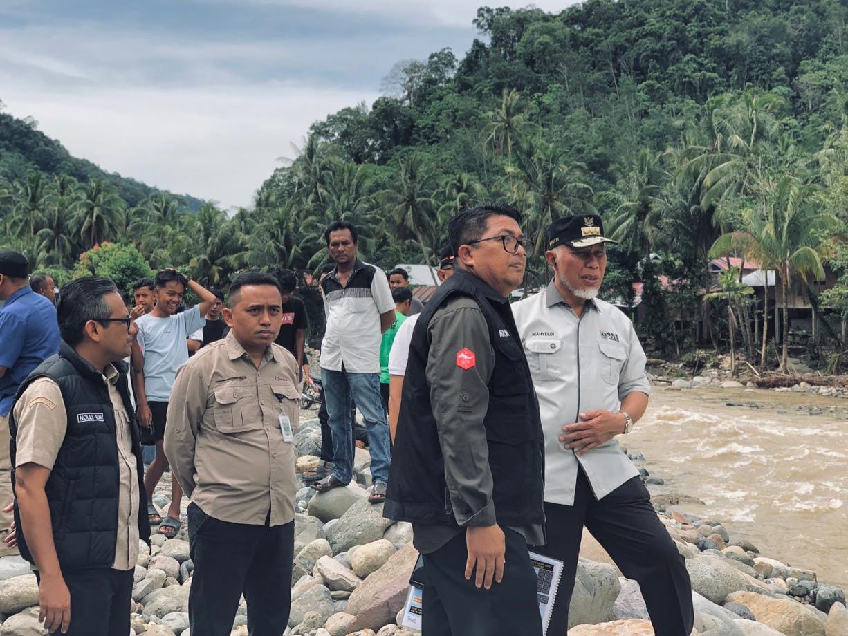 Gubernur Sumatera Barat, Mahyeldi meninjau lokasi terdampak bencana hidrometeorologi di Nagari Pancuang Taba, Kabupaten Pesisir Selatan, Kamis (1/1/2026). Foto Adpsb.