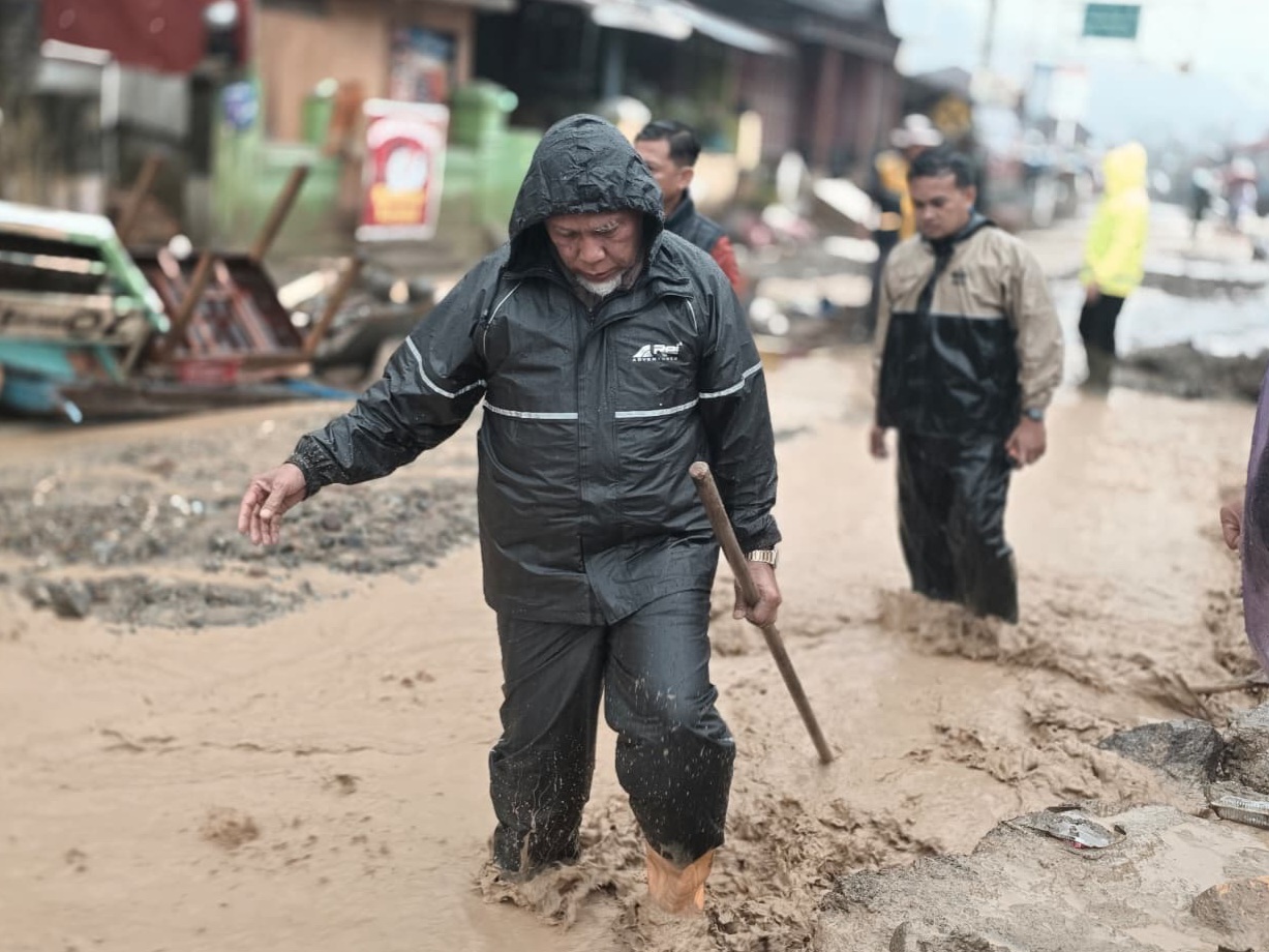 Gubernur Sumbar, Mahyeldi menembus lokasi yang terdampak banjir bandang susulan di Nagari Maninjau, Kecamatan Tanjung Raya, Kabupaten Agam. Foto Adpsb. 