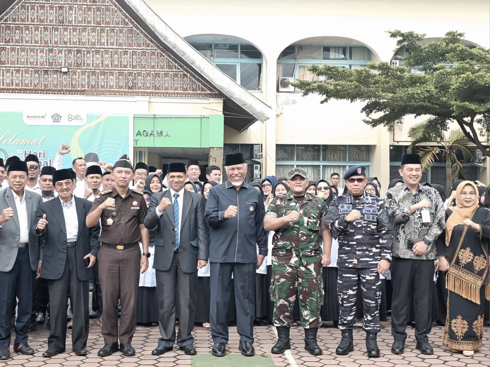 Gubernur Sumbar, Mahyeldi (tengah) pada peringatan HAB ke-80 tahun ini mengusung tema “Umat Rukun dan Sinergi Indonesia Damai dan Maju” di Padang, Sabtu (3/1/2026). Foto Adpsb. 