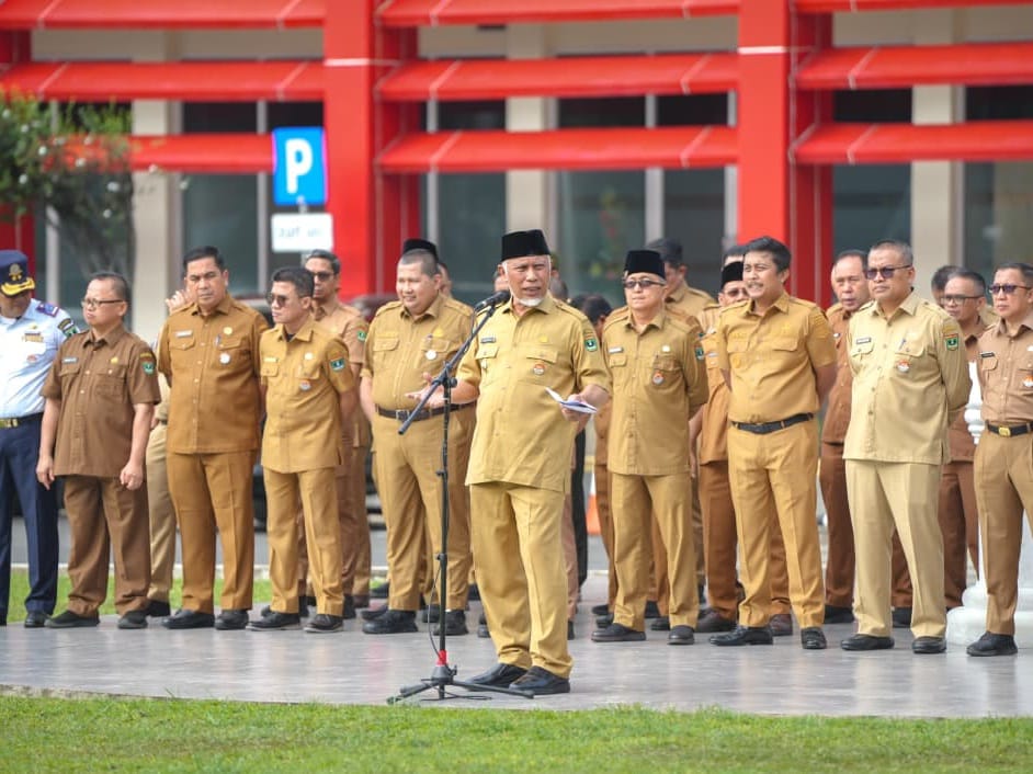 Pemprov Sumbar mengadakan Apel Gabungan Awal Tahun 2026 di halaman Kantor Gubernur Sumbar, Senin (5/1/2026). Foto Adpsb. 