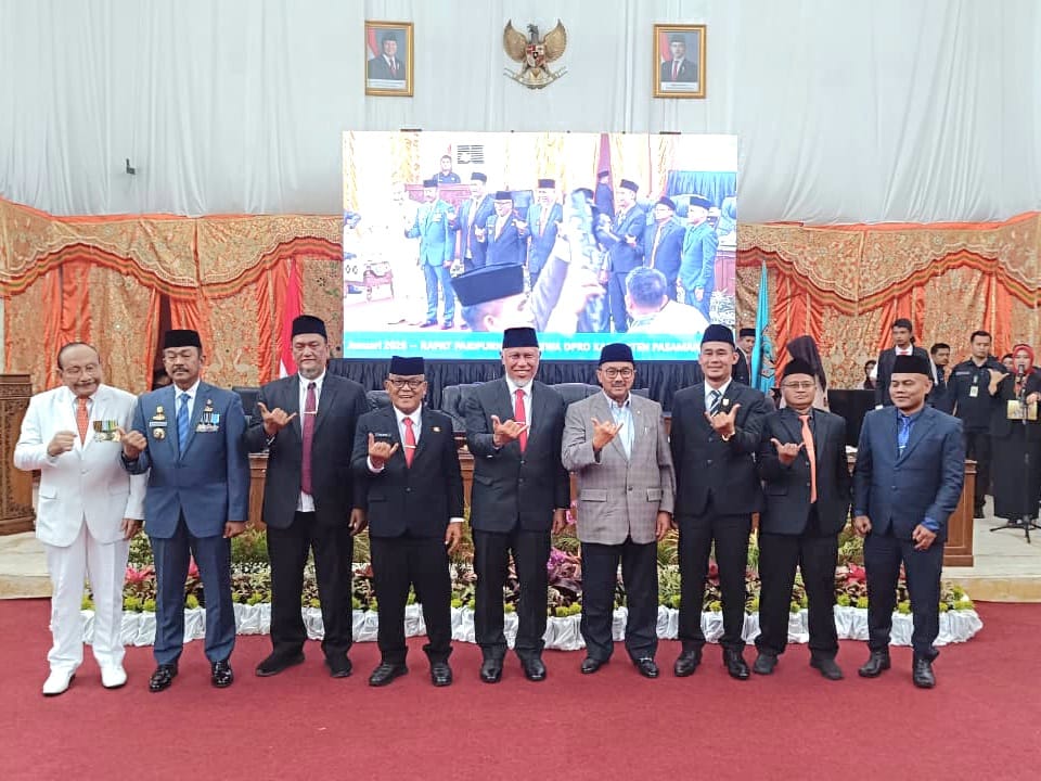 Gubernur Sumatera Barat (Sumbar), Mahyeldi Ansharullah menghadiri peringatan Hari Jadi ke-22 Kabupaten Pasaman Barat yang digelar di Ruang Rapat Paripurna DPRD Pasbar, Rabu (7/1/2026). Foto Adpsb. 