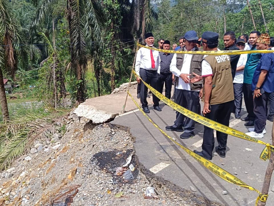 Gubernur Sumatera Barat, Mahyeldi, meninjau ruas jalan provinsi yang rusak akibat bencana hidrometeorologi di Polongan Anam, Nagari Talu, Talamau, Kabupaten Pasaman Barat, Rabu (7/1/2026). Foto Adpsb.