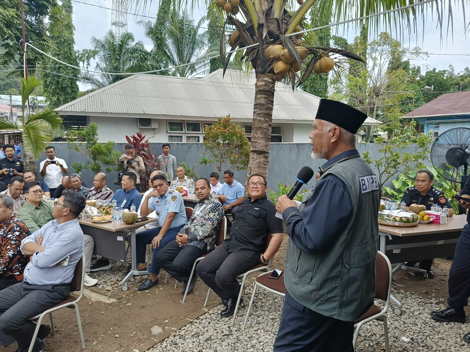 Mahyeldi saat menghadiri silaturahmi bersama Forum Koordinasi Pimpinan Daerah (Forkopimda), BUMN, dan Otoritas Jasa Keuangan (OJK) di Taman Kantor Bea Cukai Teluk Bayur, Padang, Kamis (8/1/2026). Foto Adpsb. 