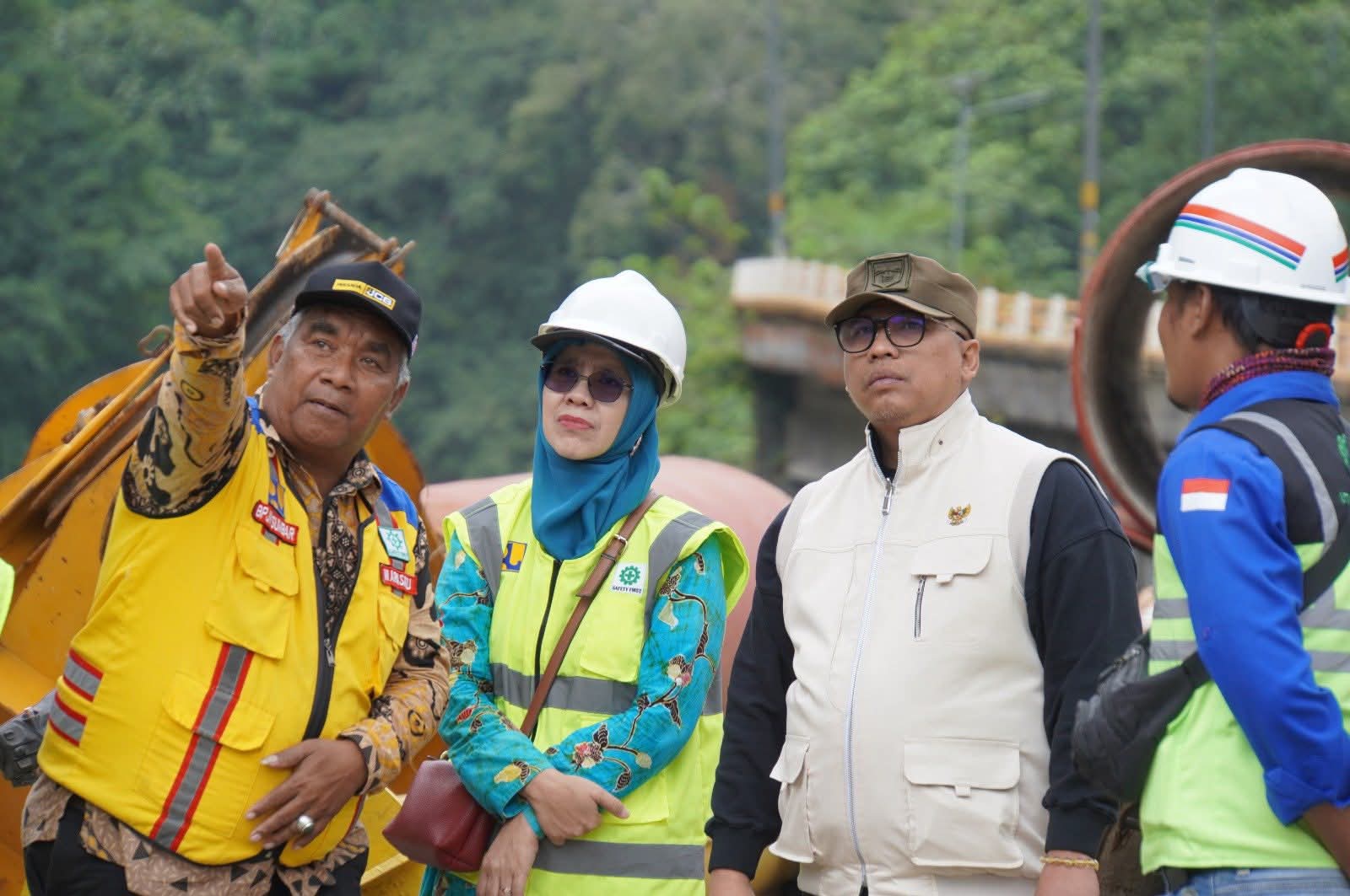 Wako Hendri saat meninjau lokasi jembatan kembar.