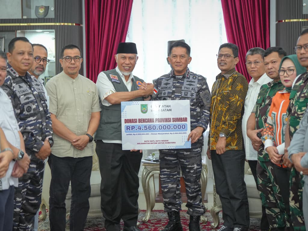 Sekretaris Daerah (Sekda) Kota Batam, Firmansyah menyerahkan bantuan simbolis kepada Gubernur Mahyeldi di Istana Gubernuran, Minggu (11/1/2026). Foto Adpsb. 