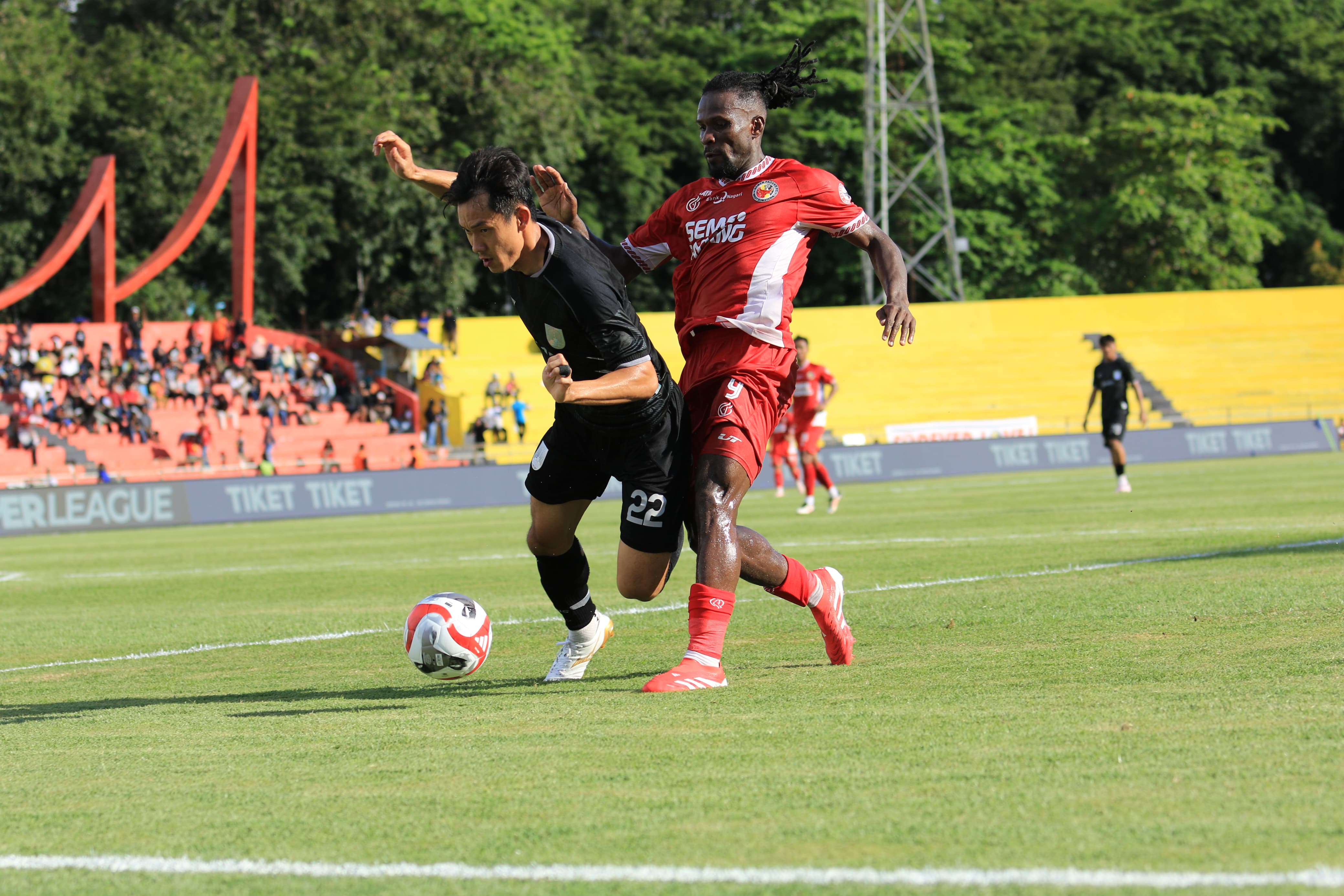 Cornelius Stewart (merah/ Semen Padang FC), gagal manfaatkan penalti untuk hasilkan gol bagi tuan rumah (Foto: Semen Padang FC)