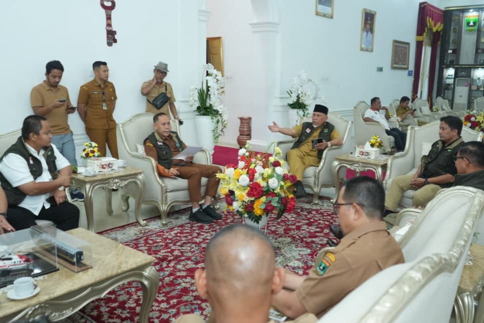Gubernur Mahyeldi menerima audiensi Ketua KONI Sumbar, Hamdanus bersama jajaran di Istana Gubernuran, Senin (12/1/2026). Foto Adpsb. 