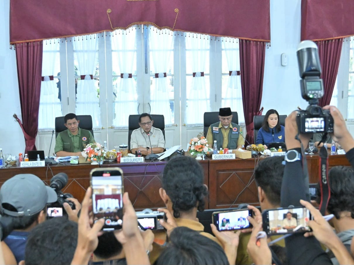 Mendagri Tito Karnavian saat memimpin Rapat KoordinasiPercepatan Rehabilitasi dan Rekonstruksi Pascabencana di Sumatera Barat yang digelar di Auditorium Gubernuran, Selasa (13/1/2026). Foto Adpsb. 