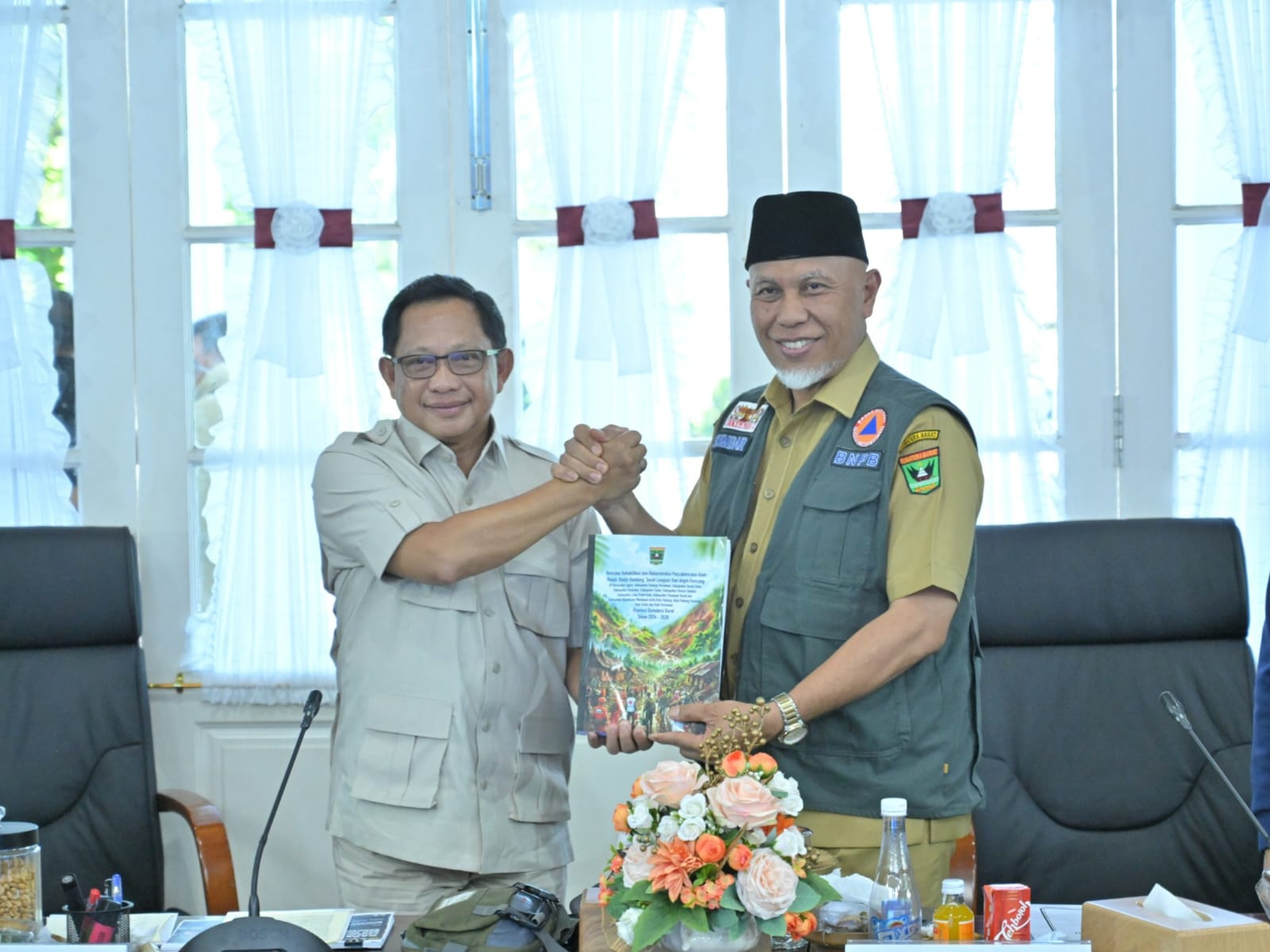 Gubernur Sumbar Mahyeldi (kanan) menyerahkan kepada Mendagri Tito Karnavian, Dokumen Rencana Rehabilitasi dan Rekonstruksi Pascabencana (R3P). Foto Adpsb. 