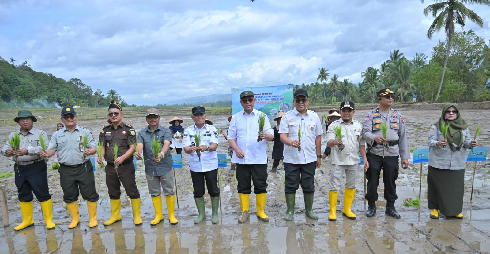 Staf Khusus Menteri Pertanian Bidang Kebijakan Pertanian, Sam Herodian bersama jajaran pemerintah daerah Sumbar dan Kabupaten Solok, melakukan kegiatan perdana rehabilitasi lahan di Nagari Salayo, Kecamatan Kubung, Kamis (16/1/2026). Foto Adpsb. 