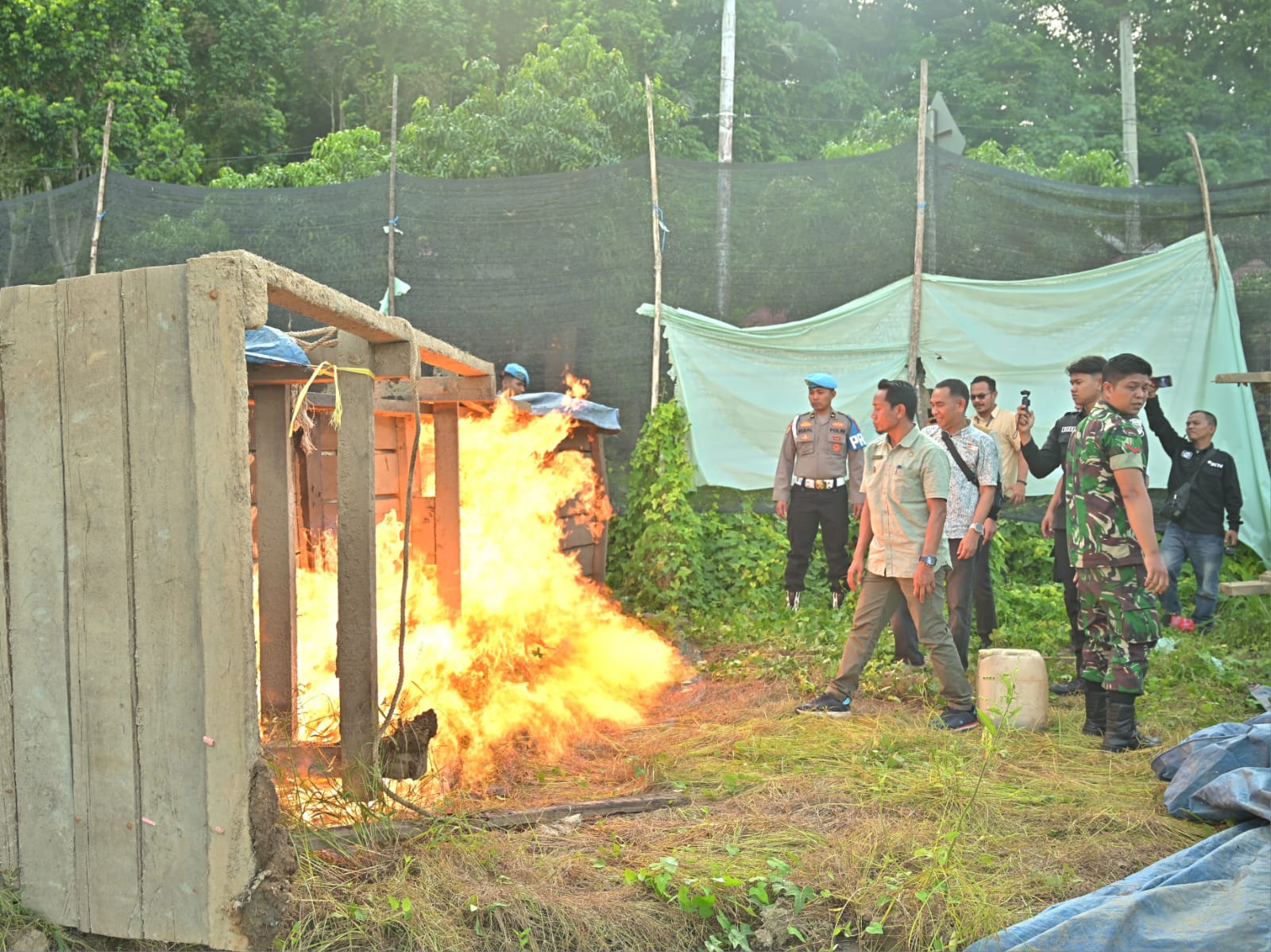Tim Terpadu Pencegahan dan Penertiban Pertambangan Tanpa Izin (PETI) Provinsi Sumatera Barat memasang spanduk larangan serta memusnahkan barang temuan dengan cara dibakar. Foto Adpsb. 