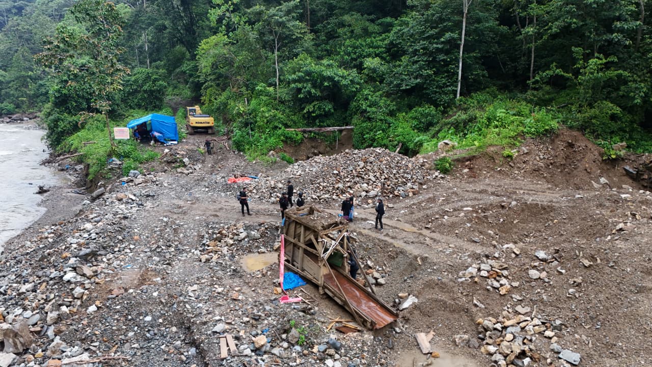 Tim Terpadu Penertiban Tambang Ilegal membakar dan menyita alat berat di Muaro Tambangan, Kecamatan Duo Koto, Kamis (15/1/2026) malam. Foto Adpsb. 