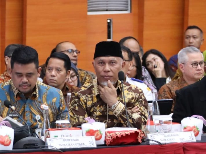 Gubernur Sumatera Barat, Mahyeldi Ansharullah menghadiri Rakor Satgas Percepatan Rehabilitasi dan Rekonstruksi Pascabencana Wilayah Sumatera yang digelar Kementerian Dalam Negeri di Jakarta. Foto Adpsb. 