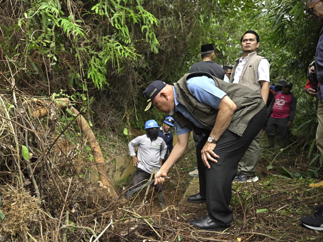 Gubernur Sumbar Mahyeldi, goro bersama masyarakat di kawasan Banda Gadang, Koto Gaek Guguak, Kecamatan Gunung Talang, Kabupaten Solok, Sabtu (17/1/2026). Foto Adpsb. 
