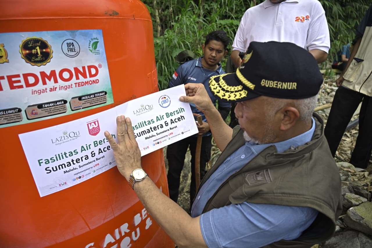 Gubernur Sumbar Mahyeldi, hadir saat proses pemasangan pipa air bersih kebutuhan masyarakat terdampak bencana banjir bandang di Jorong Muaro Ambius, Batipuah Selatan, Tanah Datar, Sabtu (17/1/2026). Foto Adpsb. 