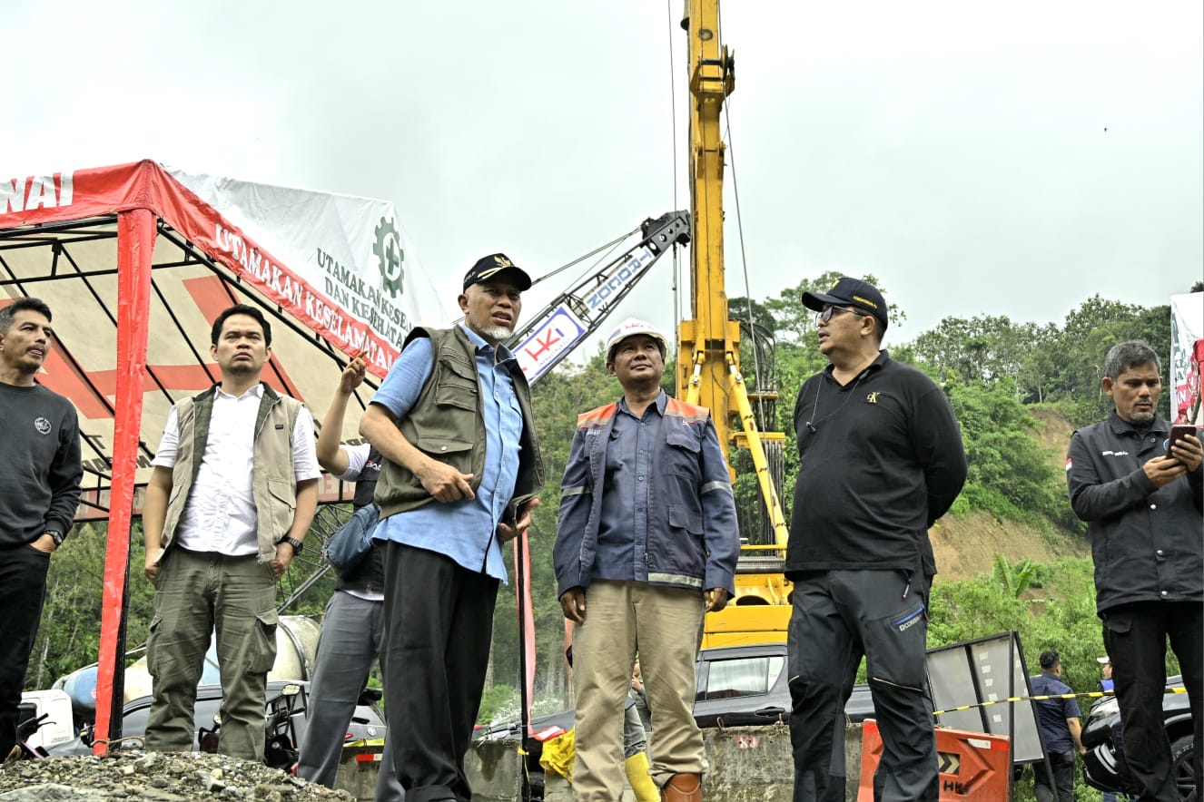 Gubernur Sumbar Mahyeldi, targetkan menjelang lebaran tahun ini, perbaikan jembatan kembar Padang Panjang, sudah selesai. Foto Adpsb. 