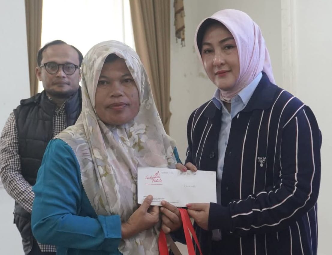 Ketua TP PKK Maria Feronica didampingi Kadinsos saat menerima penyerahan bantuan dari Indo Jolito