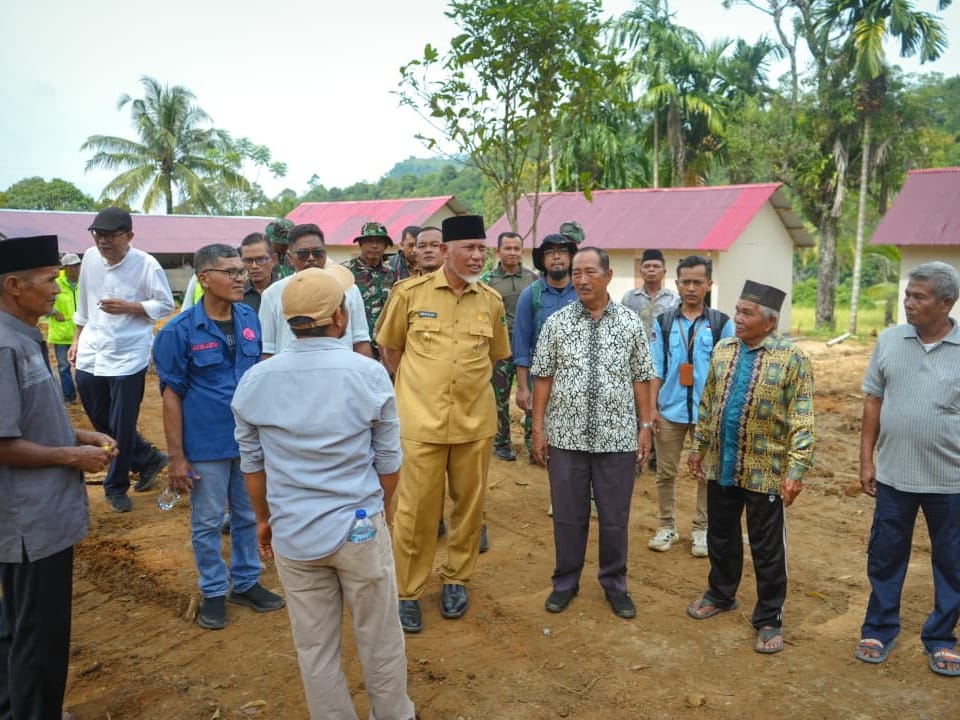 Gubernur Sumbar Mahyeldi, bersama warga saat meninjau lokasi Huntara dan Surau Bambu yang dibangun secara gotong royong. Foto Adpsb. 
