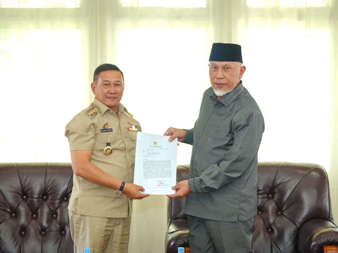 Gubernur Sumbar Mahyeldi (kanan) bersama Walikota Bukittinggi, Ramlan Nurmatias. Foto Adpsb. 