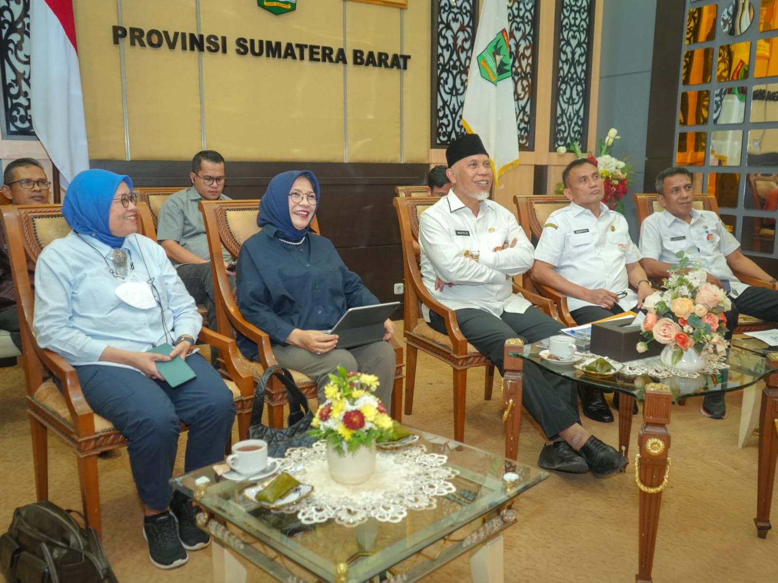 Gubernur Sumbar Mahyeldi dan jajaran pemprov mengikuti Rapat Koordinasi Klinik UMKM Bangkit Pascabencana bersama Kementerian UMKM secara daring dari Istana Gubernuran, Rabu (21/1/2026). Foto Adpsb. 