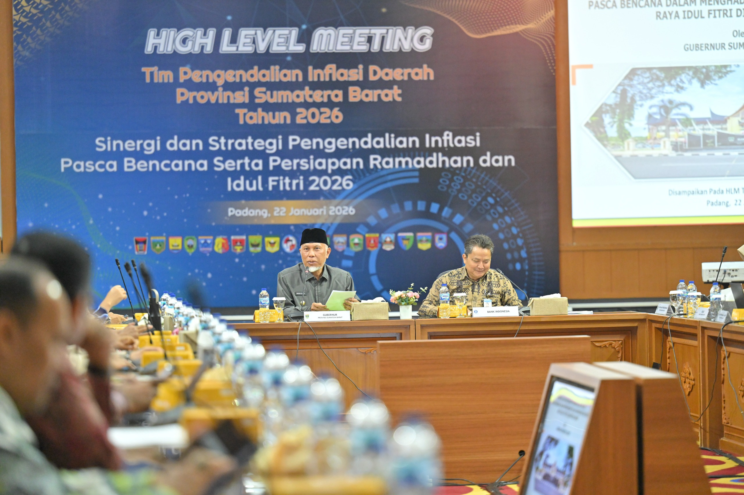 Gubernur Sumatera Barat Mahyeldi, dalam pertemuan level atas pengendalian Inflasi di Padang. Foto Adpsb. 