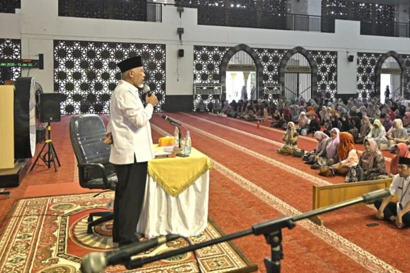 Gubernur Sumbar Mahyeldi, memberi sambutan pada peringatan Isra Mikraj Nabi Muhammad SAW 1447 Hijriah bagi ASN Pemprov Sumbar di Masjid Raya Syekh Ahmad Khatib Al Minangkabawi, Jumat (23/1/2026). Foto Adpsb. 