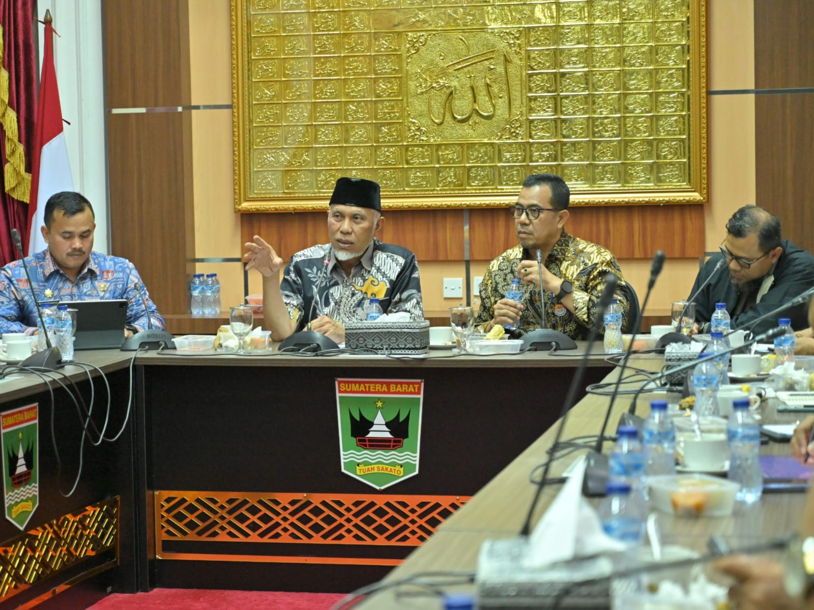 Rapat koordinasi lintas instansi yang dipimpin langsung oleh Gubernur Sumatera Barat, Mahyeldi Ansharullah (berkopiah) di Istana Gubernuran, Kamis malam (22/1/2026).