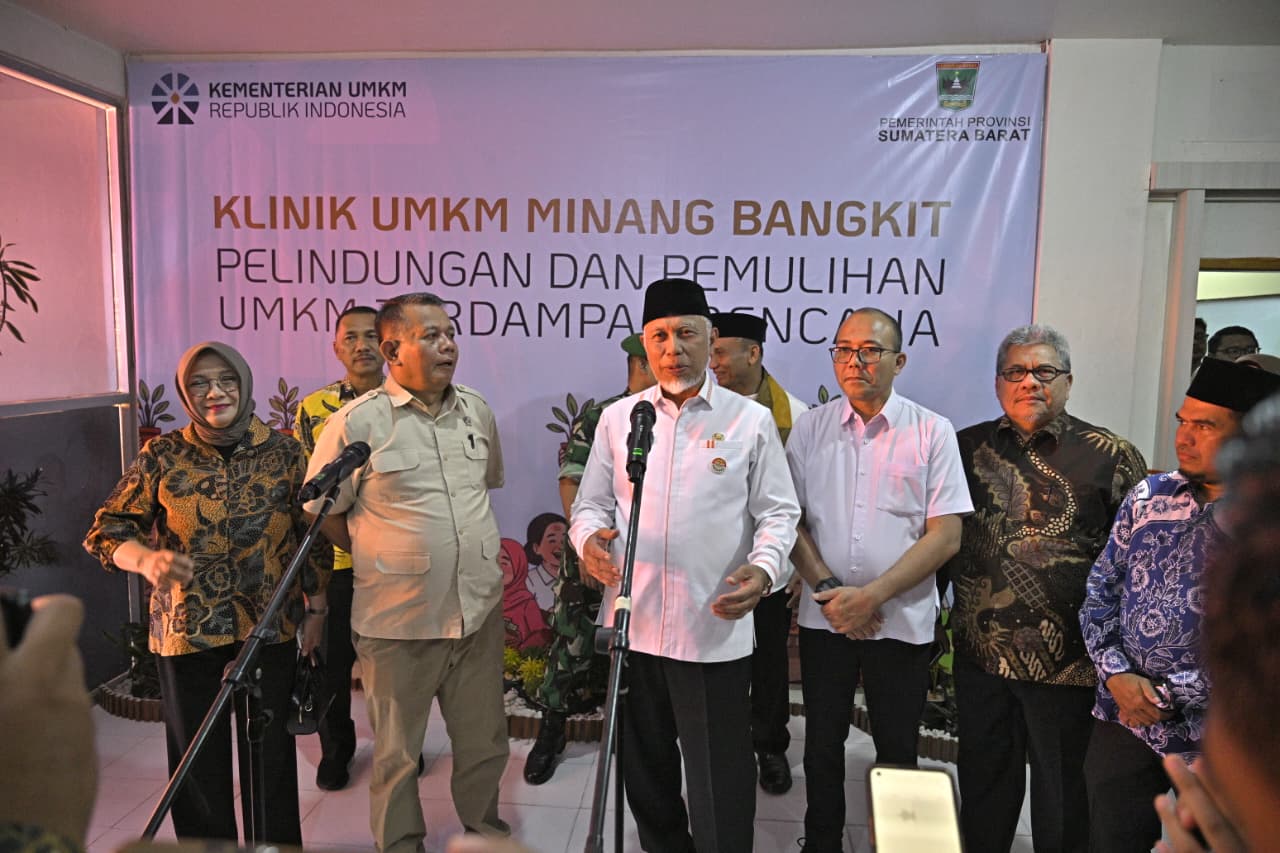 Gubernur Sumbar Mahyeldi (kanan) dan Wakil Menteri Usaha Mikro, Kecil, dan Menengah, Helvi Moraza, setelah meresmikan Klinik UMKM Minang Bangkit di Padang, Jumat (23/1/202). Foto Adpsb. 