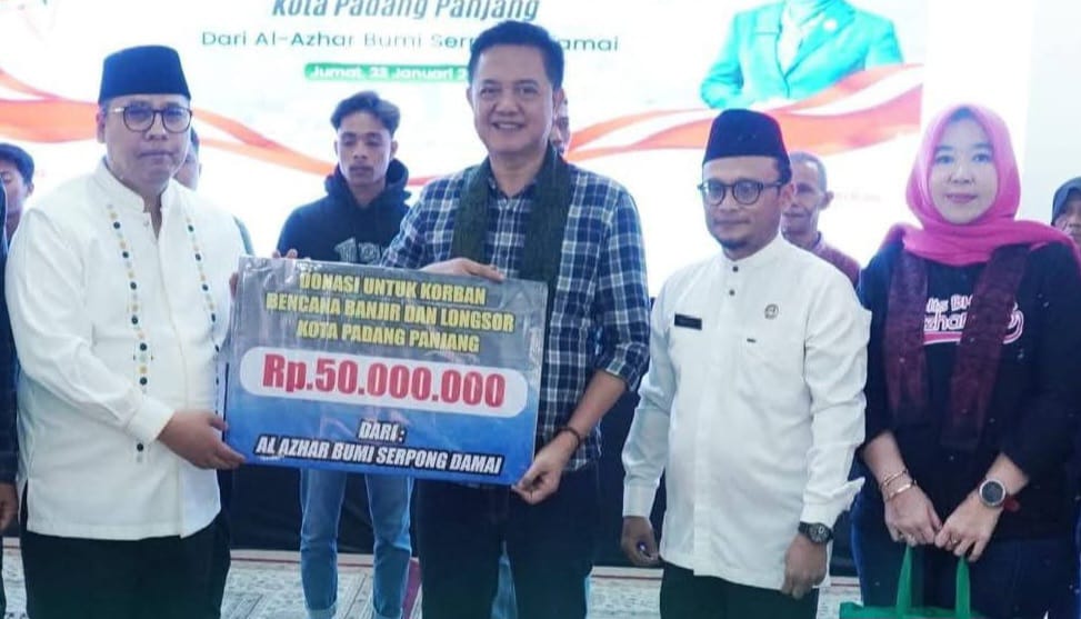 Wako Hendri saat menerima bantuan dari BSD Jakarta didampingi Kadinsos Winarno, ME.