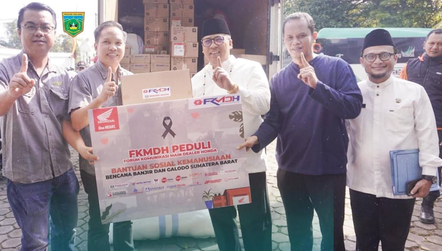 Wako Hendri didampingi Kadinsos Winarno, ME, saat menerima bantuan dari Menara Agung.