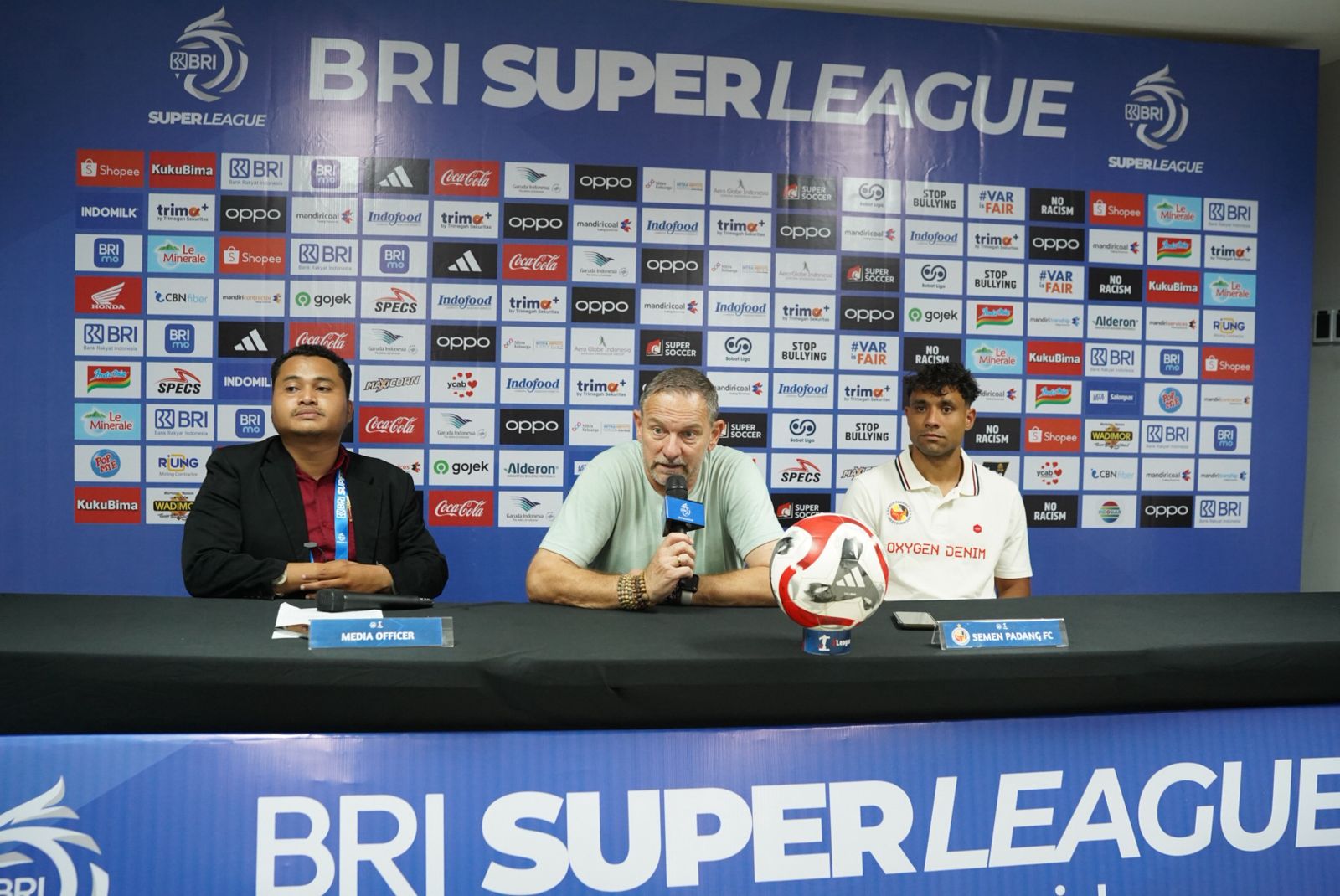  Dejan Antonic Dan Kianz Froese Saat Sesi Wawancara ( Foto: Semen Padang FC)