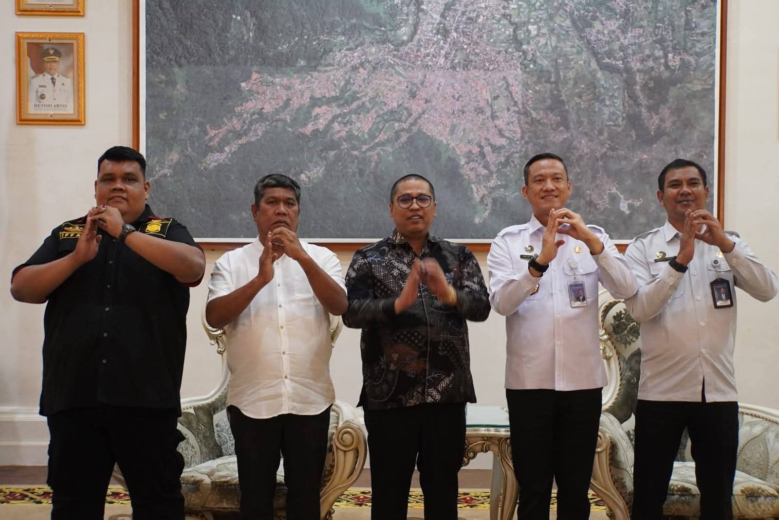 Poto bareng petugas Imigrasi dan MPP Padang Panjang.