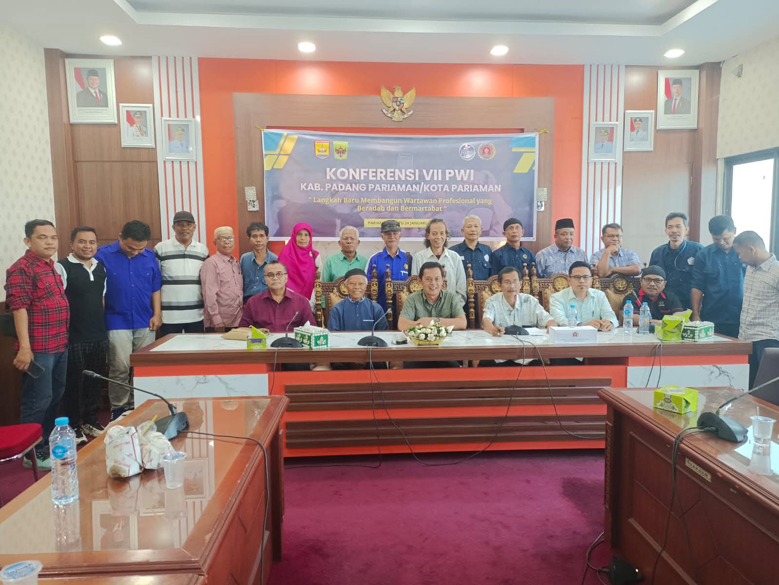 Ketua terpilih, Idham Fadhli, Bersama Ketua dan Pengurus PWI Provinsi Sumatera Barat serta Anggota PWI Padang Pariaman/Pariaman, usai Konferensi VII di Balaikota Pariaman, Sabtu (24/1/2026). (Foto: PWI Padang Pariaman)