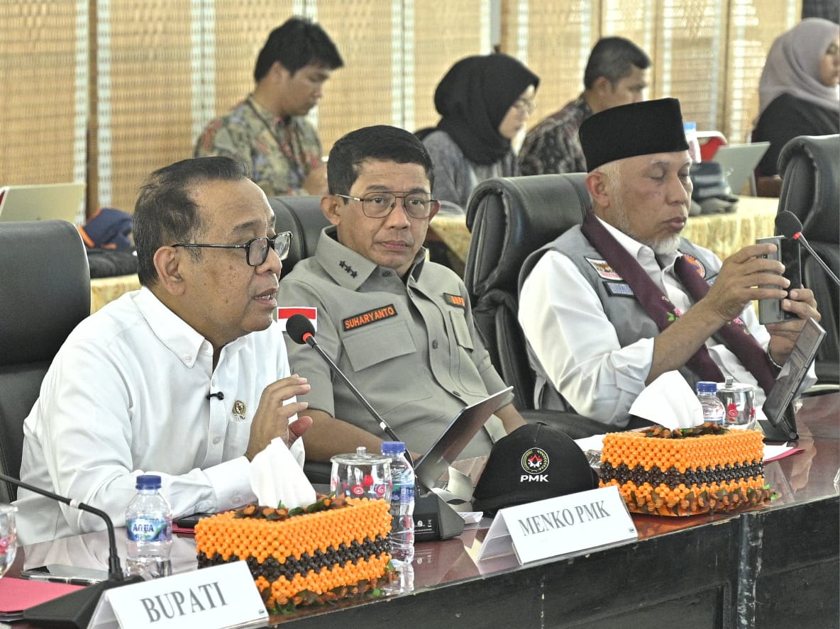 Menko Pembangunan Manusia dan Kebudayaan, Pratikno, Kepala BNPB, Letjen TNI Dr. Suharyanto, dan Gubernur Sumbar Mahyeldi, dalam pertemuan paparan progres penanganan bencana di Sumbar, di kediaman Bupati Agam, Sabtu (24/1/2026). Foto Adpsb. 