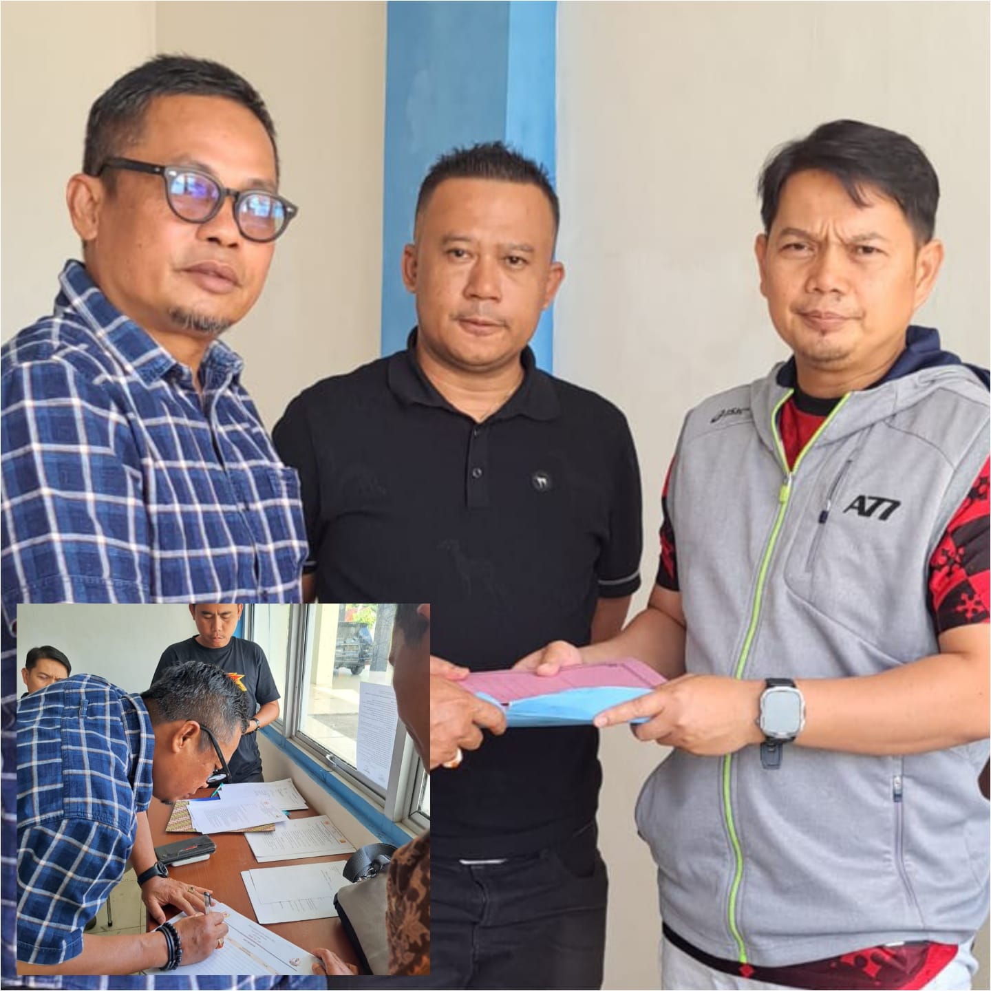 Rudi Cader menyerahkan berkas pendaftaran kepada Tim Penjaringan dan Penyaringan (TPP) pemilihan Ketua Umum KONI Kota Solok, Alex Shindo, Sabtu (24/1/2026). (Foto istimewa)