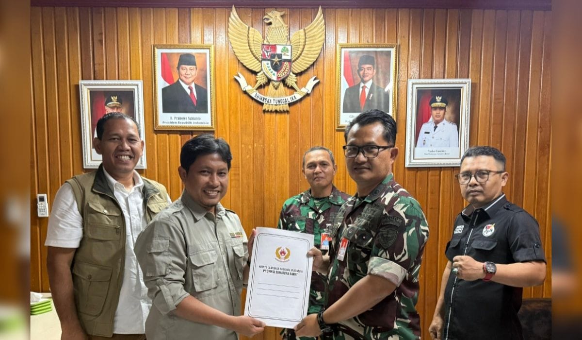 Ketua KONI Sumbar Hamdanus menyerahkan SK FASI kepada Ketua FASI Sumbar yang juga Danlanud Sutan Sjahrir Kolonel Nav Wahyu Bintoro, S.E., M.M., M.Han., di Padang, Selasa (27/1/2026). (Foto KONI Sumbar)