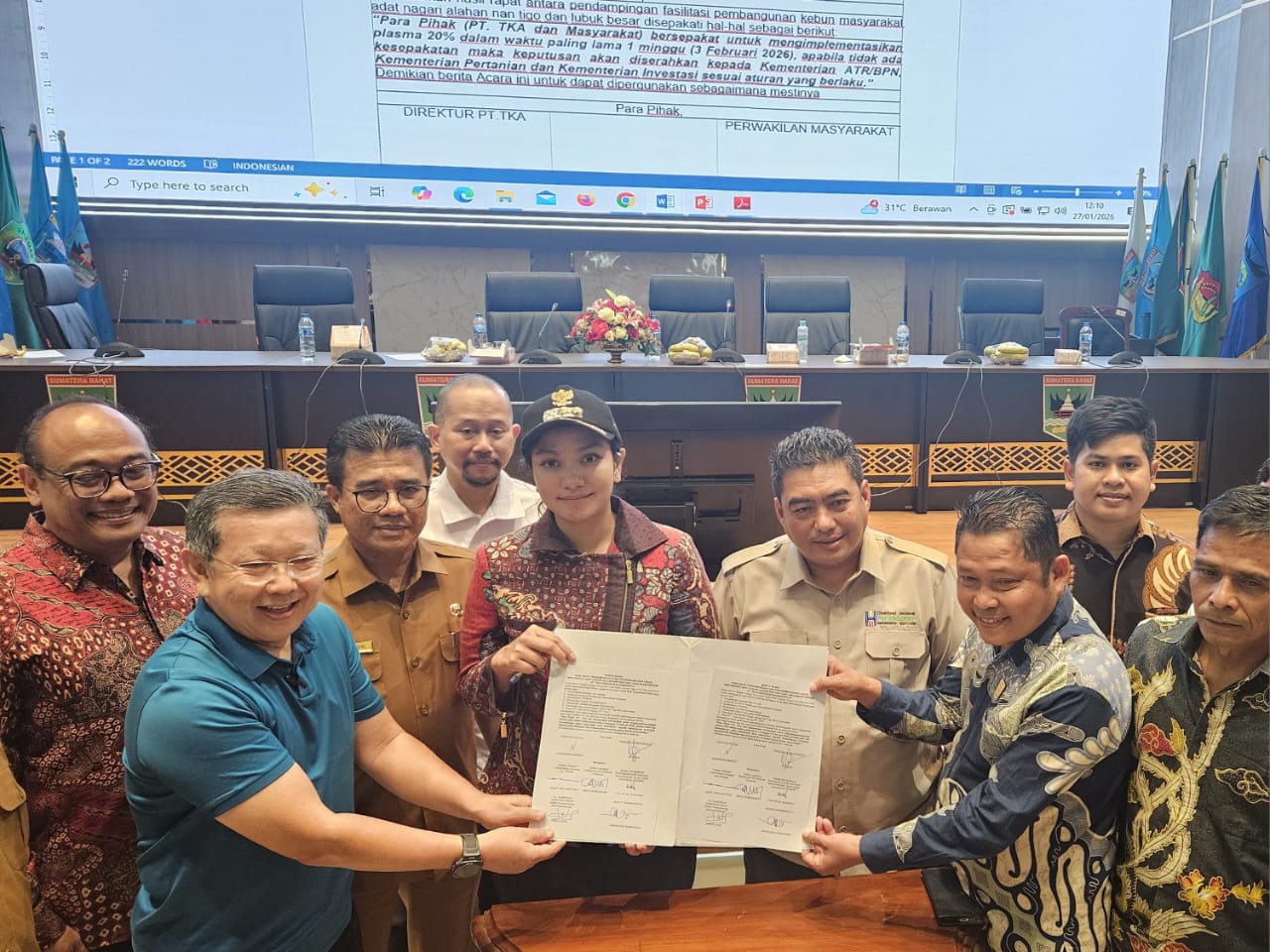 Asisten Ekonomi dan Pembangunan Setda Provinsi Sumbar, Adib Alfikri dalam rapat pendampingan penyelesaian konflik di Aula Kantor Gubernur Sumatera Barat, Selasa (27/1/2026). Foto Adpsb. 
