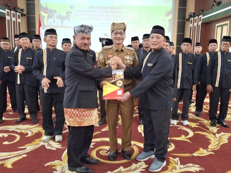 Ketua LKAAM Sumbar, Fauzi Bahar setelah mengukuhkan Syafizal Ucok (kanan) sebagai Ketua LKAAM Pessel (2025-2030), bersama Bupati Hendra Joni. Foto Gk.
