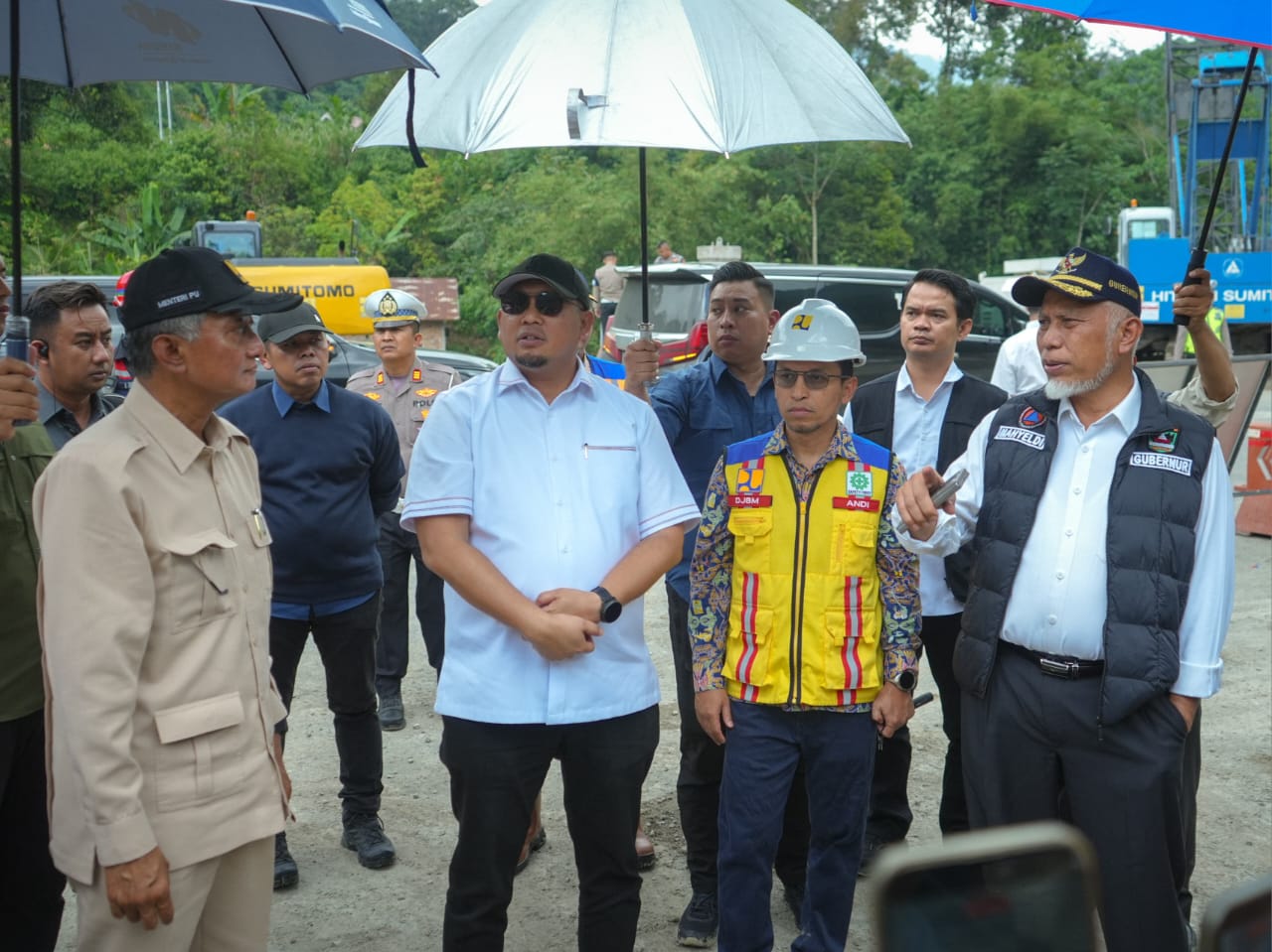 Menteri Pekerjaan Umum, Dody Hanggodo (kiri) menginstruksikan agar pengerjaan ruas jalan Lembah Anai di Kabupaten Tanah Datar dikebut. Foto Adpsb. 
