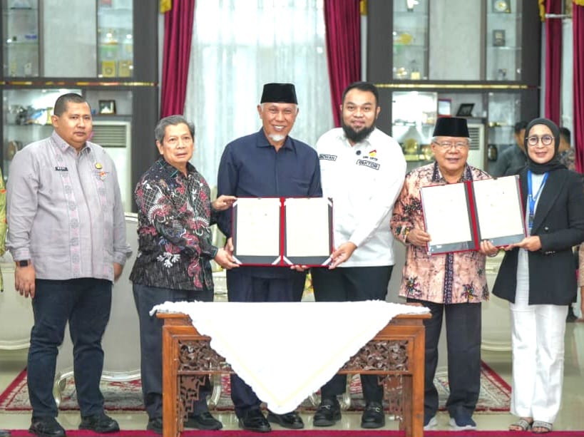 Gubernur Sumatera Barat, Mahyeldi menandatangani MoU dengan tujuh Perguruan Tinggi Swasta (PTS) di Sumbar dan Taman Mini Indonesia Indah (TMII) di Istana Gubernuran, Kamis (29/1/2026). Foto Adpsb. 