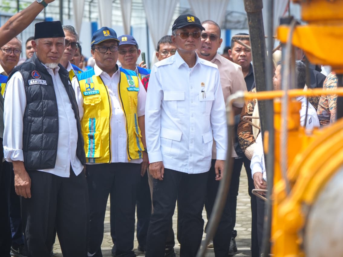 Menteri PU Dody Hanggodo, Gubernur Sumbar Mahyeldi, Wakil Ketua Komisi VI DPR RI, Andre Rosiade, di Padang. Foto Adpsb. 
