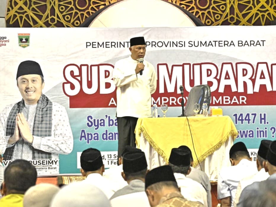 Gubernur Sumbar Mahyeldi saat kegiatan Subuh Mubarakah ASN Pemprov Sumbar di Masjid Raya Syekh Ahmad Khatib Al Minangkabawi, Padang, Minggu (1/2/2026). Foto Adpsb. 