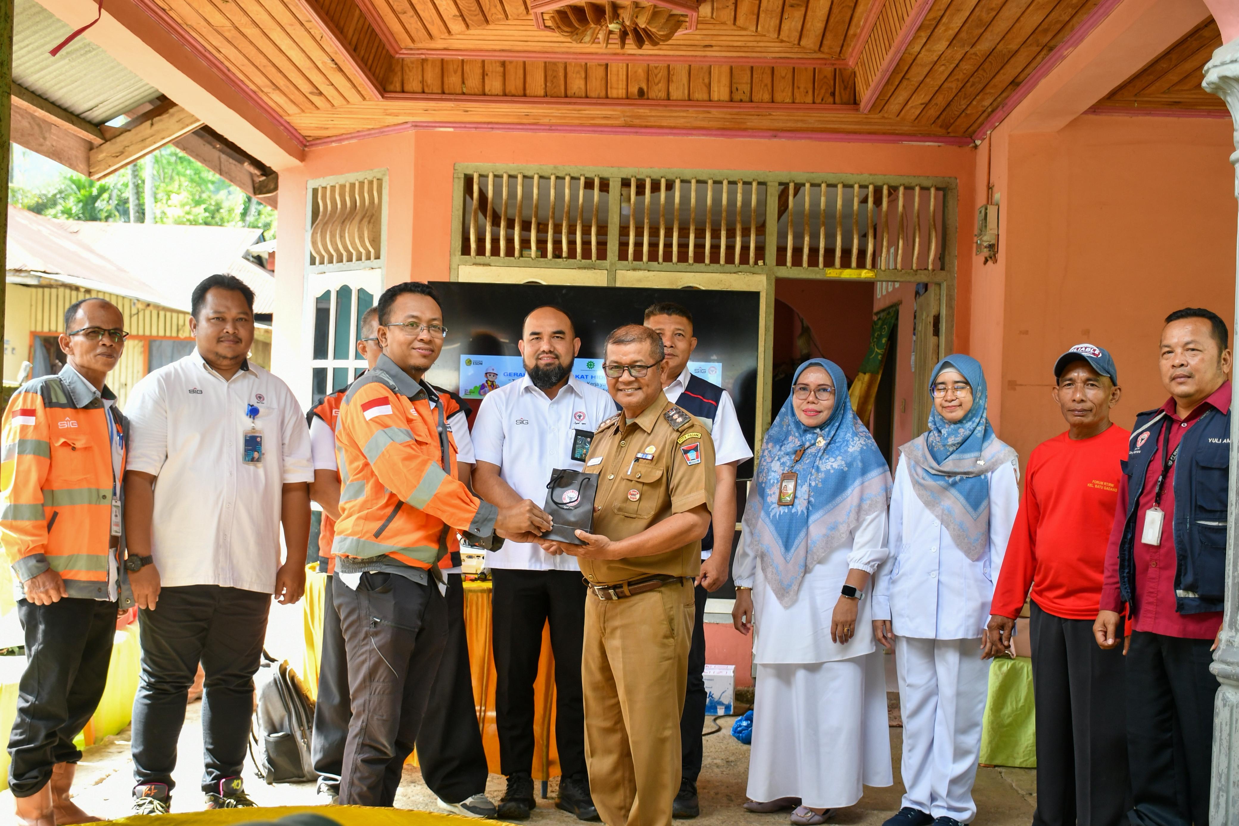 PT Semen Padang Gelar Aksi Germas 2026, Dorong Lingkungan Bersih dan Sehat di Sikayan Mansek, Batu Gadang