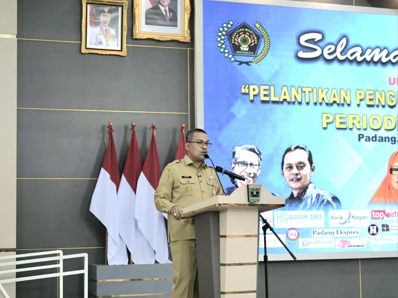 Sekdaprov Sumbar, Arry Yuswandi, memberikan sambutan setelah pelantikan pengurus PWI Sumbar, periode 2024-2029 di Padang. Foto Adpsb. 