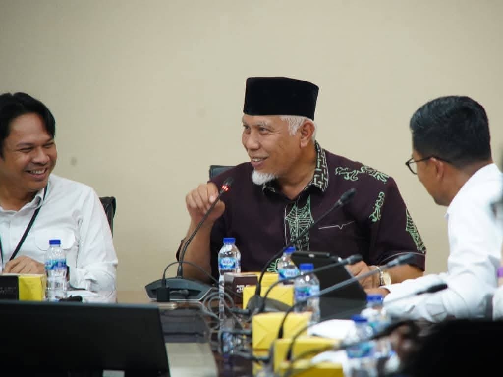 Gubernur Sumbar Mahyeldi saat diskusi terkait kelanjutan jalan tol Sumbar di Kementerian PU Jakarta. Foto Adpsb.