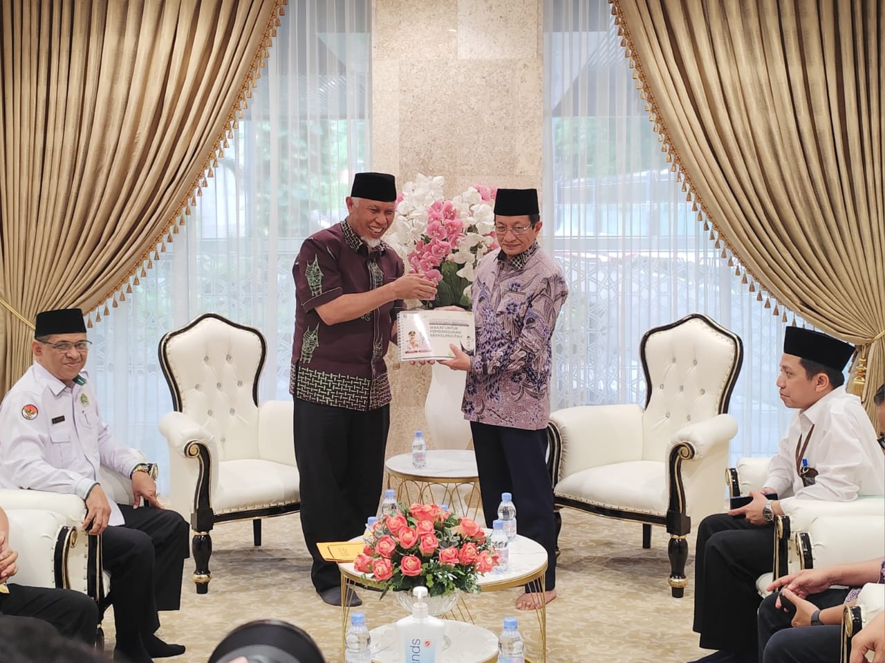 Gubernur Sumatera Barat, Mahyeldi Ansharullah menyerahkan dokumen rekomendasi hasil Seminar Wakaf Internasional kepada Menteri Agama dalam sebuah pertemuan di Jakarta. Foto Adpsb. 